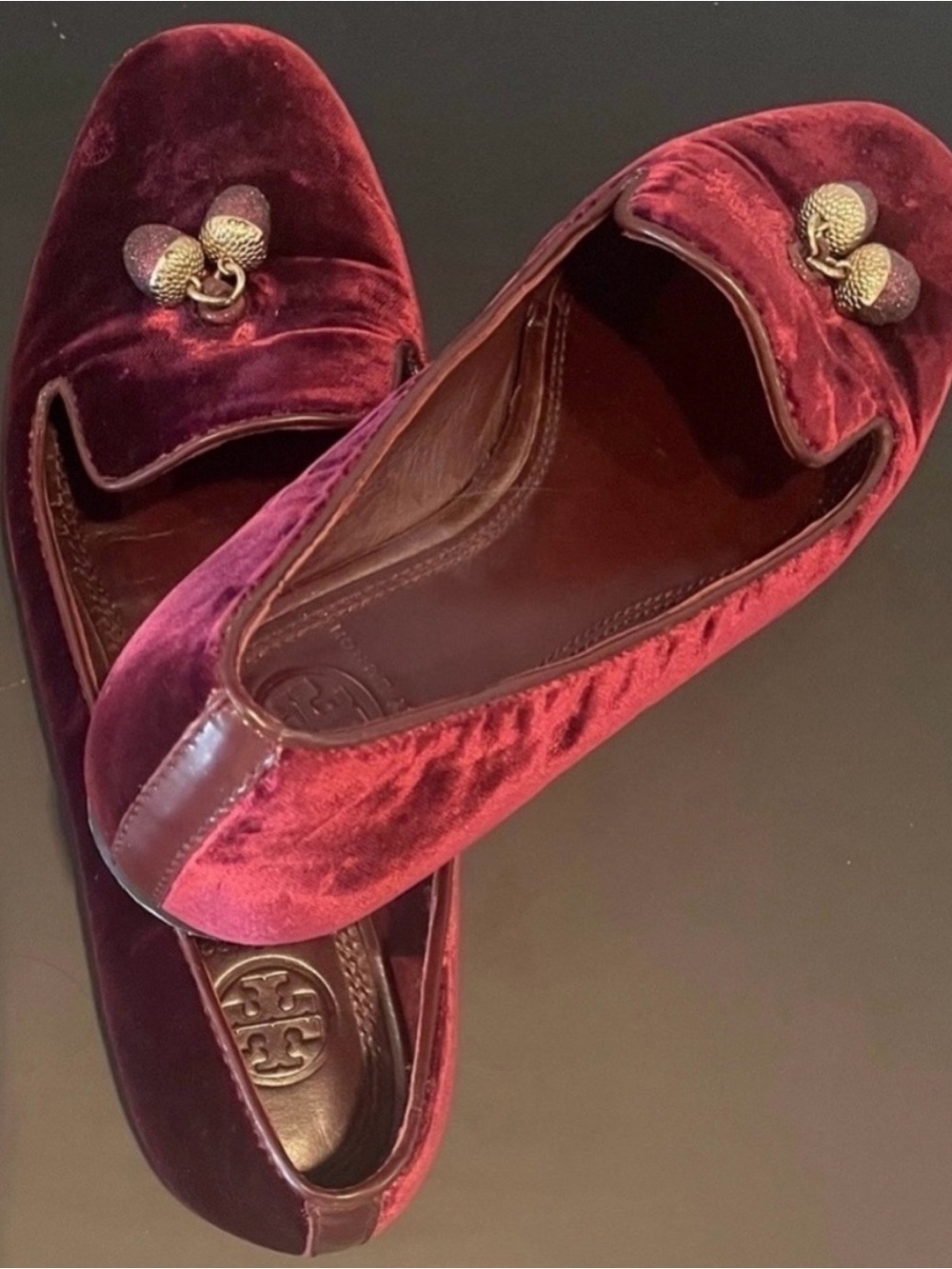 Tory Burch Burgundy Velvet
Acorn Charm
"Smoking Slippers" Loafers
Size 7M - Picture 2 of 6